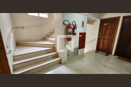 Apartamento para alugar com 68m², 2 quartos e sem vaga Apartamento para alugar com 68m², 2 quartos e sem vagaEscada