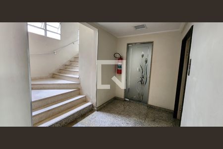 Apartamento para alugar com 68m², 2 quartos e sem vaga Apartamento para alugar com 68m², 2 quartos e sem vagaEscada