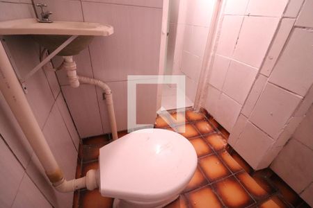 Banheiro de kitnet/studio para alugar com 1 quarto, 20m² em Vila Iório, São Paulo