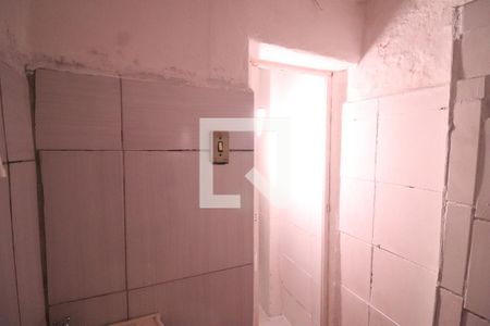 Banheiro de kitnet/studio para alugar com 1 quarto, 20m² em Vila Iório, São Paulo