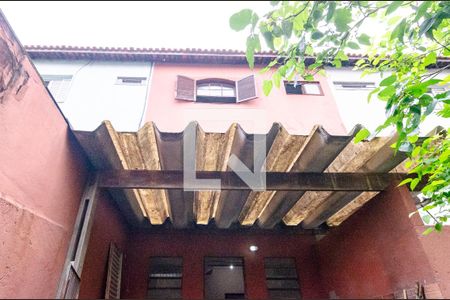 Casa à venda com 175m², 4 quartos e 2 vagasFundos