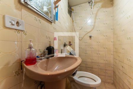 Banheiro de kitnet/studio para alugar com 1 quarto, 70m² em Centro, Curitiba