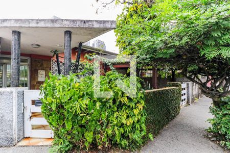 Casa para alugar com 197m², 3 quartos e 3 vagas Casa para alugar com 197m², 3 quartos e 3 vagasFachada