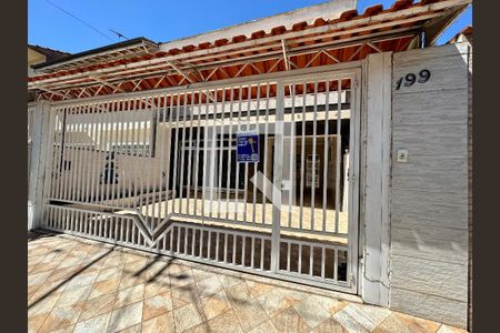 Casa à venda com 160m², 3 quartos e 2 vagas Casa à venda com 160m², 3 quartos e 2 vagasFachada