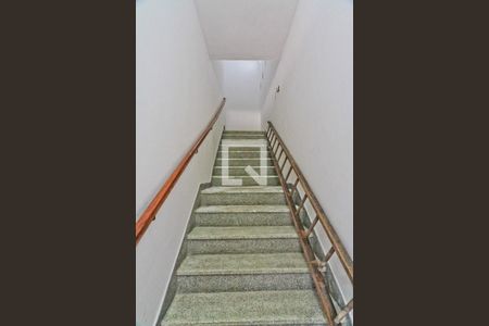 Casa para alugar com 200m², 3 quartos e 2 vagasEscada