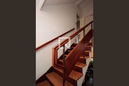 Casa à venda com 200m², 4 quartos e 2 vagasEscada