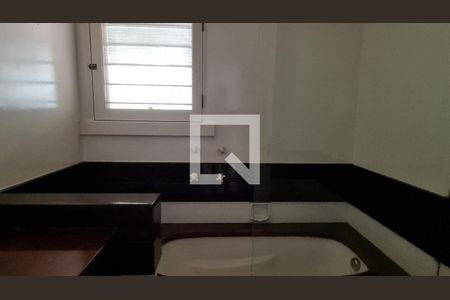 Casa para alugar com 888m², 3 quartos e 1 vaga Casa para alugar com 888m², 3 quartos e 1 vagaBanheiro da Suíte 2