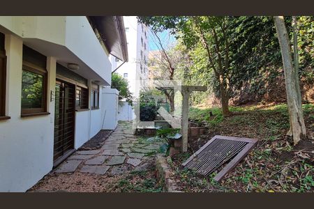 Casa para alugar com 888m², 3 quartos e 1 vaga Casa para alugar com 888m², 3 quartos e 1 vagaFundos da casa