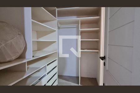 Casa para alugar com 888m², 3 quartos e 1 vaga Casa para alugar com 888m², 3 quartos e 1 vagaCloset da suíte 1