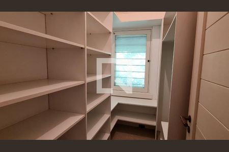 Casa para alugar com 888m², 3 quartos e 1 vaga Casa para alugar com 888m², 3 quartos e 1 vagaCloset da suíte 2