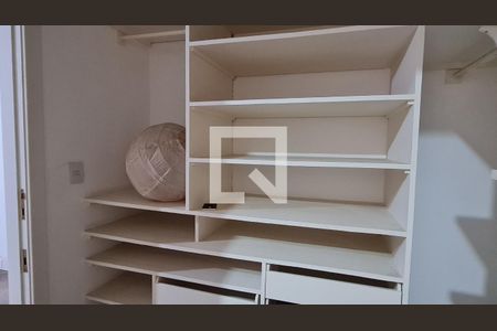 Casa para alugar com 888m², 3 quartos e 1 vaga Casa para alugar com 888m², 3 quartos e 1 vagaCloset da suíte 1