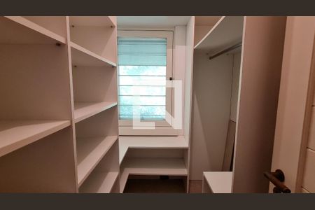 Casa para alugar com 888m², 3 quartos e 1 vaga Casa para alugar com 888m², 3 quartos e 1 vagaCloset da suíte 2