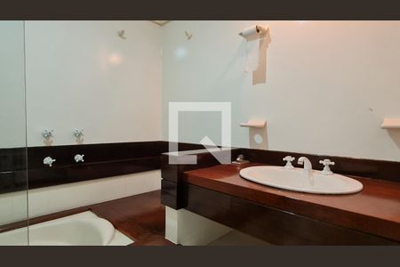 Casa para alugar com 888m², 3 quartos e 1 vaga Casa para alugar com 888m², 3 quartos e 1 vagaBanheiro da Suíte 1