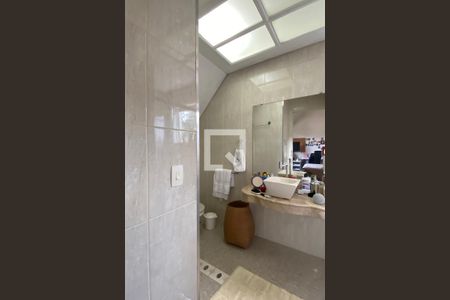 Casa de condomínio à venda com 320m², 4 quartos e 4 vagasBanheiro da Suíte 2