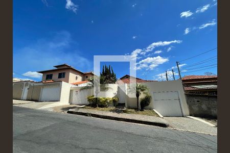 Casa à venda com 392m², 3 quartos e 5 vagas Casa à venda com 392m², 3 quartos e 5 vagasfachada da rua