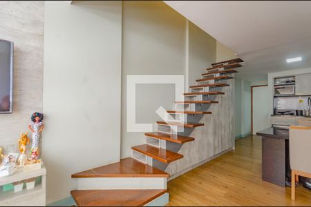 Apartamento para alugar com 80m², 2 quartos e 1 vaga Apartamento para alugar com 80m², 2 quartos e 1 vagaEscada