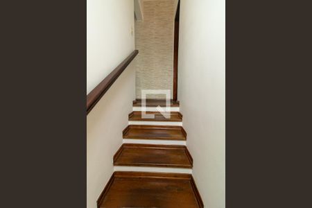 Casa à venda com 134m², 3 quartos e 2 vagas Casa à venda com 134m², 3 quartos e 2 vagasEscada