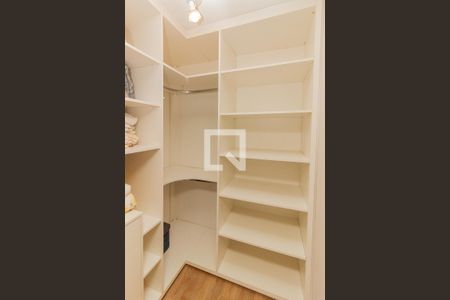 Apartamento à venda com 212m², 3 quartos e 2 vagas Apartamento à venda com 212m², 3 quartos e 2 vagasCloset