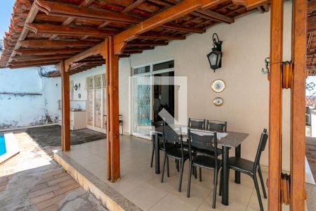 Casa à venda com 360m², 4 quartos e 4 vagas Casa à venda com 360m², 4 quartos e 4 vagasPiscina