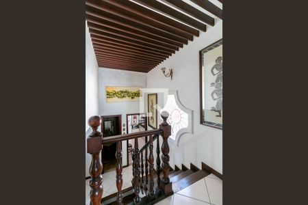Casa à venda com 360m², 4 quartos e 4 vagas Casa à venda com 360m², 4 quartos e 4 vagasEscada