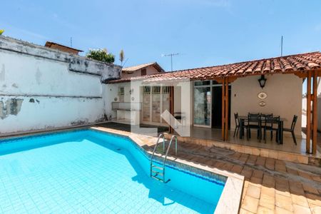Casa à venda com 360m², 4 quartos e 4 vagas Casa à venda com 360m², 4 quartos e 4 vagasPiscina