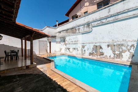 Casa à venda com 360m², 4 quartos e 4 vagas Casa à venda com 360m², 4 quartos e 4 vagasPiscina