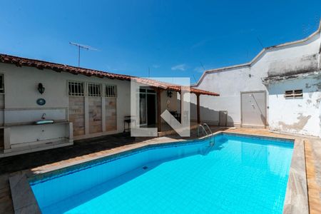 Casa à venda com 360m², 4 quartos e 4 vagas Casa à venda com 360m², 4 quartos e 4 vagasPiscina