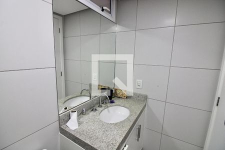 Apartamento à venda com 77m², 2 quartos e 2 vagasBanheiro da Suíte