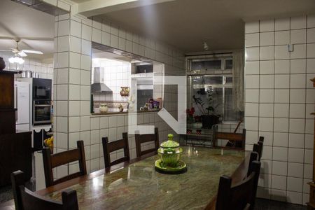 Casa à venda com 528m², 6 quartos e 3 vagas Casa à venda com 528m², 6 quartos e 3 vagasCozinha