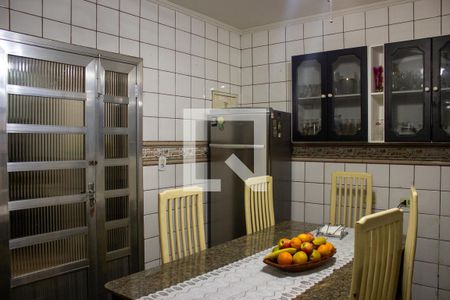 Casa à venda com 528m², 6 quartos e 3 vagas Casa à venda com 528m², 6 quartos e 3 vagasCozinha