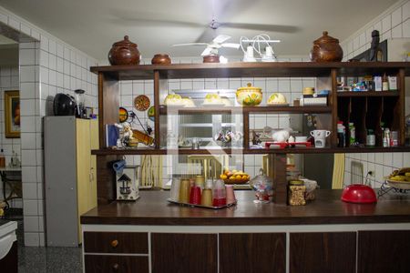 Casa à venda com 528m², 6 quartos e 3 vagas Casa à venda com 528m², 6 quartos e 3 vagasCozinha