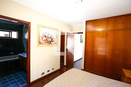 Casa à venda com 384m², 4 quartos e 3 vagas Casa à venda com 384m², 4 quartos e 3 vagasQuarto 4