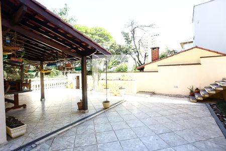 Casa à venda com 384m², 4 quartos e 3 vagas Casa à venda com 384m², 4 quartos e 3 vagasÁrea Externa