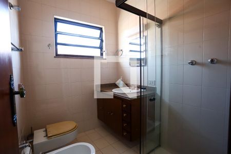 Casa à venda com 384m², 4 quartos e 3 vagas Casa à venda com 384m², 4 quartos e 3 vagasBanheiro do Quarto 3