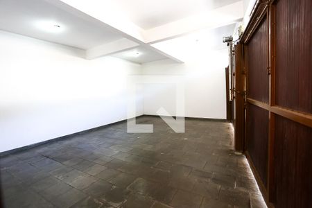 Casa à venda com 384m², 4 quartos e 3 vagas Casa à venda com 384m², 4 quartos e 3 vagasGaragem