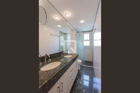 Apartamento à venda com 131m², 4 quartos e 3 vagas Apartamento à venda com 131m², 4 quartos e 3 vagasBanheiro da Suíte