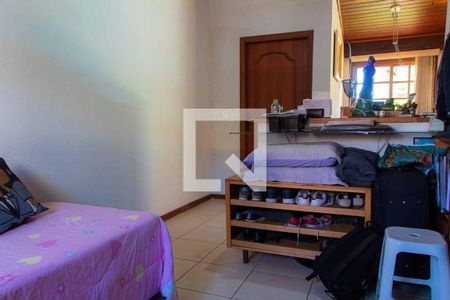 Casa de condomínio à venda com 208m², 4 quartos e 5 vagas Casa de condomínio à venda com 208m², 4 quartos e 5 vagasEscritório