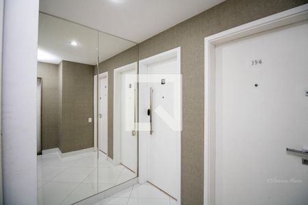 Apartamento à venda com 101m², 2 quartos e 1 vagaHall do apartamento com parede forrada  e espelhada 
