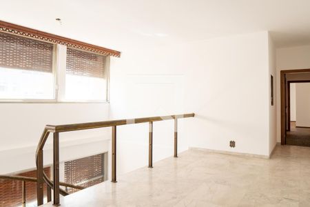 Apartamento à venda com 598m², 8 quartos e 3 vagasEscada
