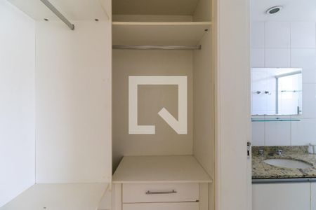 Apartamento para alugar com 107m², 2 quartos e 2 vagas Apartamento para alugar com 107m², 2 quartos e 2 vagasCloset da suíte