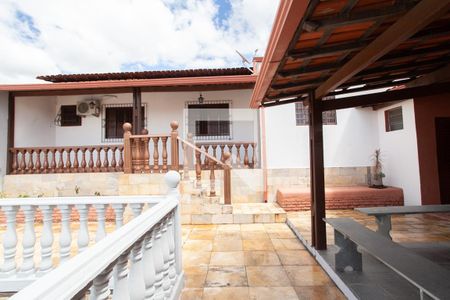 Casa à venda com 360m², 2 quartos e 8 vagas Casa à venda com 360m², 2 quartos e 8 vagasFachada