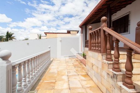 Casa à venda com 360m², 2 quartos e 8 vagas Casa à venda com 360m², 2 quartos e 8 vagasOutros