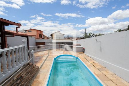 Casa à venda com 360m², 2 quartos e 8 vagas Casa à venda com 360m², 2 quartos e 8 vagasPiscina