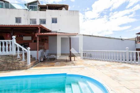 Casa à venda com 360m², 2 quartos e 8 vagas Casa à venda com 360m², 2 quartos e 8 vagasPiscina