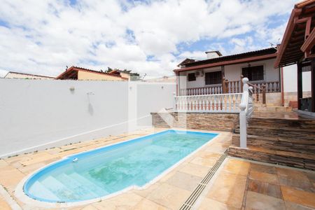 Casa à venda com 360m², 2 quartos e 8 vagas Casa à venda com 360m², 2 quartos e 8 vagasPiscina