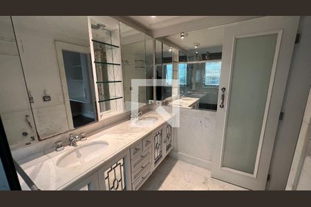 Apartamento para alugar com 227m², 3 quartos e 3 vagasBanheiro da Suíte 1