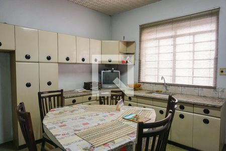 Casa à venda com 328m², 2 quartos e 5 vagas Casa à venda com 328m², 2 quartos e 5 vagasCozinha