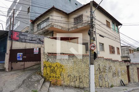 Casa à venda com 328m², 2 quartos e 5 vagas Casa à venda com 328m², 2 quartos e 5 vagasFachada