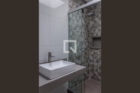 Banheiro de casa de condomínio à venda com 3 quartos, 193m² em Ipanema, Porto Alegre