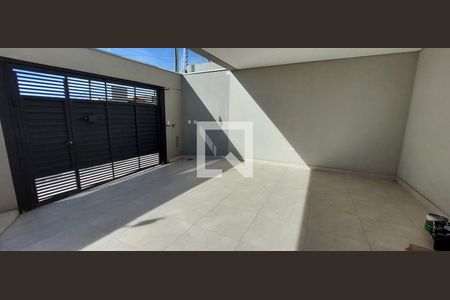 Casa à venda com 121m², 2 quartos e 3 vagas Casa à venda com 121m², 2 quartos e 3 vagasGaragem